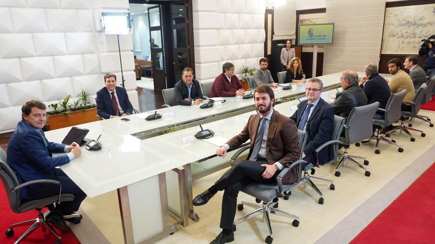 El presidente de la Junta de Castilla y León, Alfonso Fernández Mañueco, se reúne con representantes y profesionales del sector ganadero. | Miriam Chacón-Ical