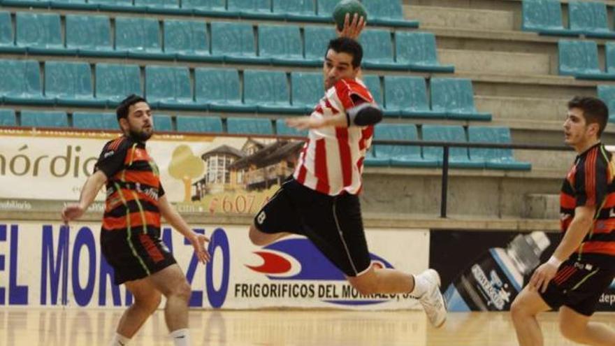 Imagen del partido disputado el pasado domingo en la pista del Luceros. // Carmen Giménez