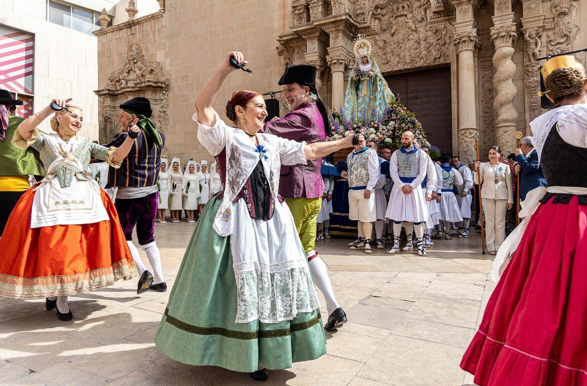El Domingo de Resurreccion llena de luz las calles de Alicante