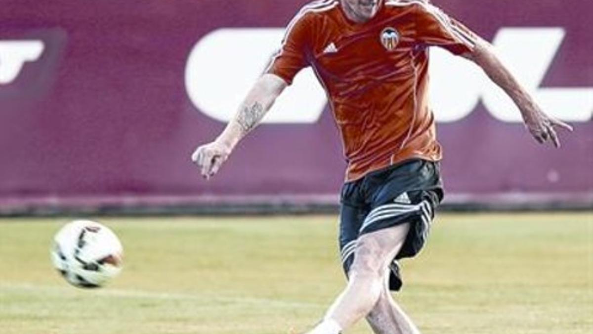 Mathieu chuta a puerta durante una sesión de entrenamiento del Valencia.