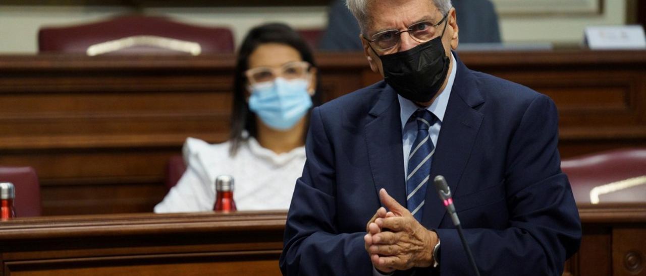 Julio Pérez, en un pleno del Parlamento de Canarias