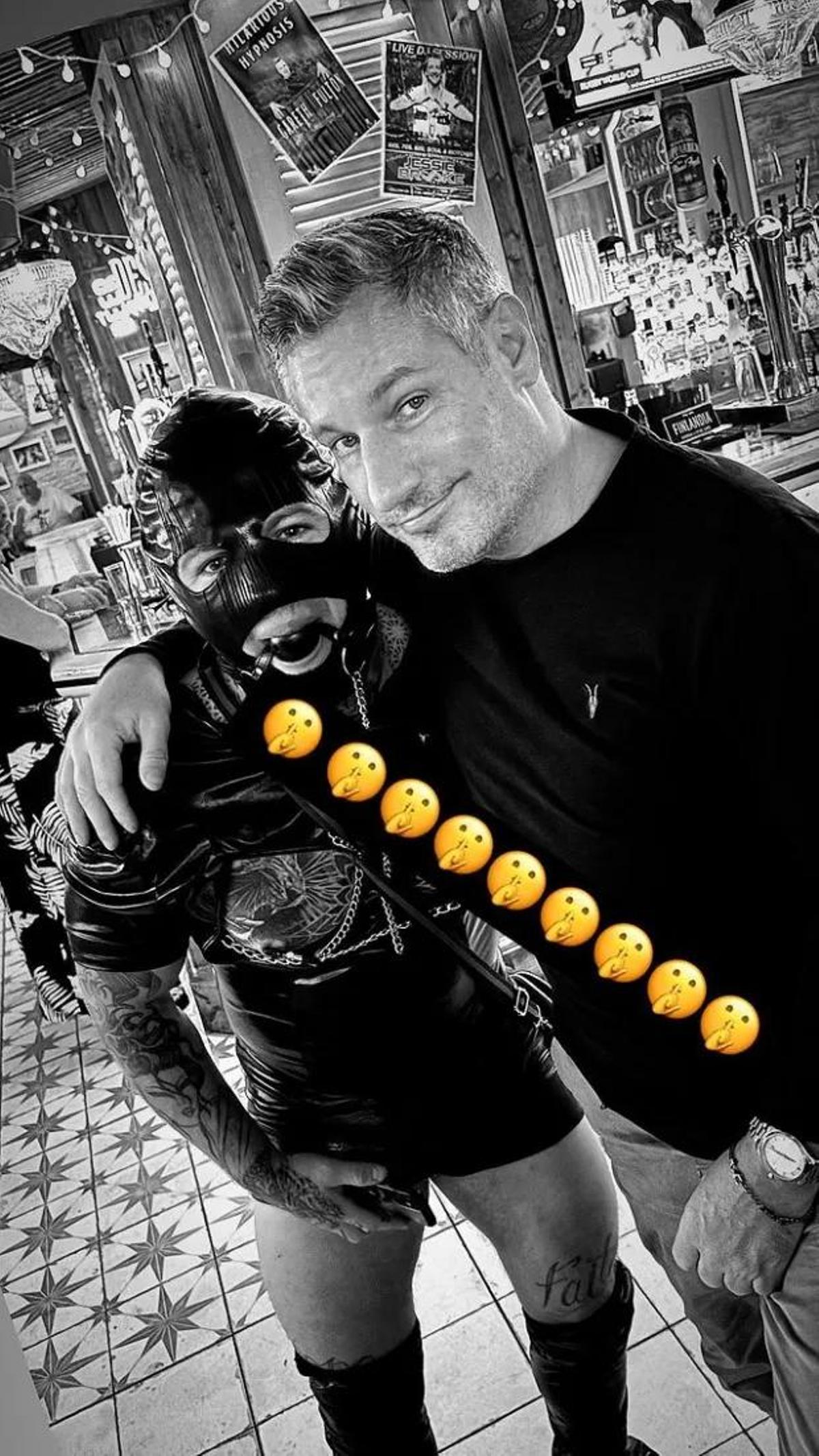Dean Gaffney se toma una foto con un compatriota