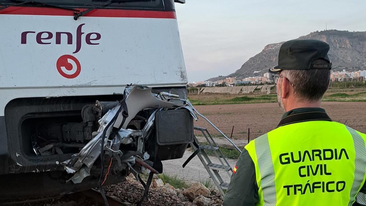 Tren que impactó con el turismo en Cullera.