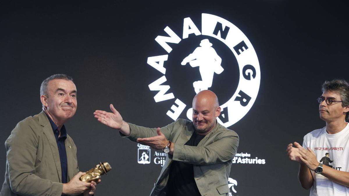 Lorenzo Silva, en su día de honores en la Semana Negra