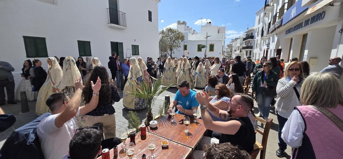El viaje de Carmen y la corte a Ibiza por el 25 aniversario de La Nostra Falla de Portmany El viaje de Carmen y la corte a Ibiza por el 25 aniversario de La Nostra Falla de Portmany