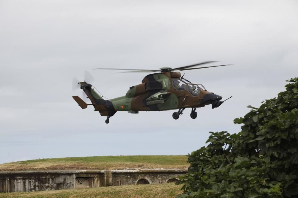 Ensayo de los aviones y helicópteros que participarán en el Festival Aéreo de Gijón