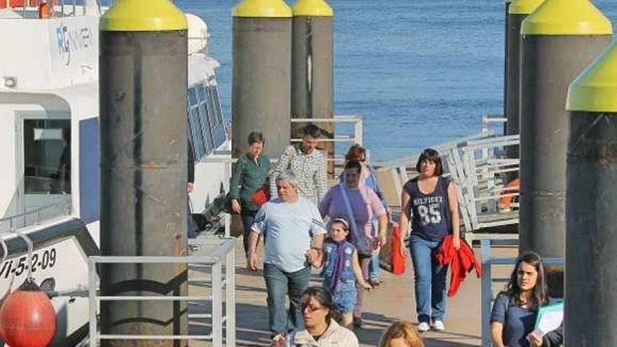 Pasajeros en la estación marítima de Cangas. // G.N.