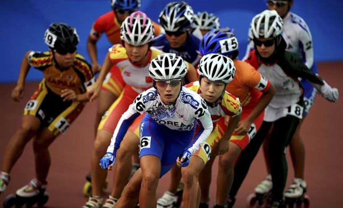 La sud-coreana Woo Hyo Sook al davant en la prova femenina de 10.000 metres de patinatge de velocitat de la setzena edició dels Jocs Asiàtics, disputats a Canton (Xina).