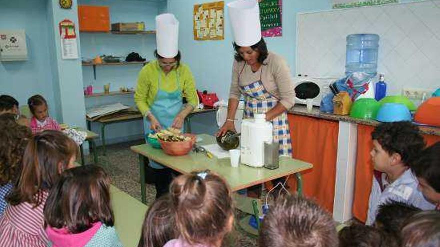 Los alumnos de infantil degustaron zumo de melón.