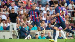 Xavi observa una jugada de Koundé ante Gavi en el Barça-Valladolid del Camp Nou.