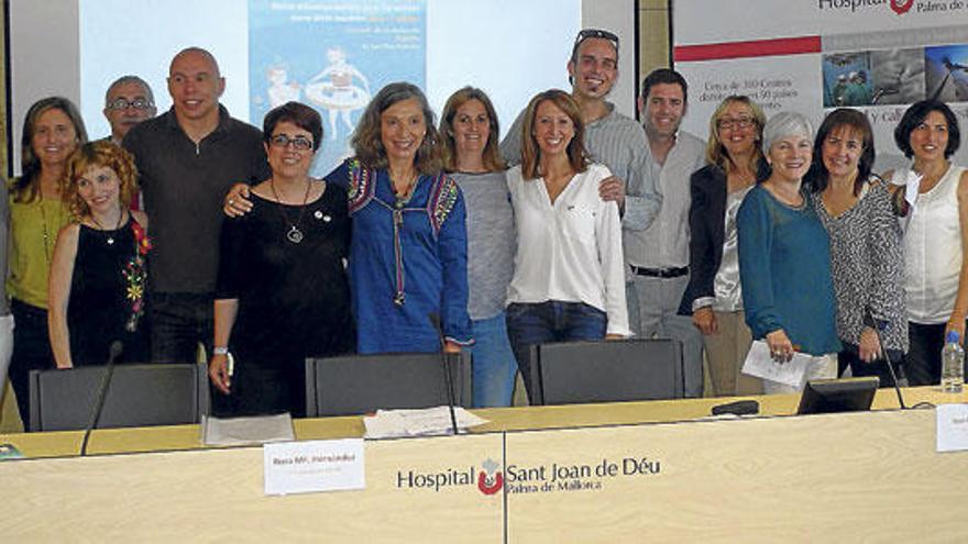 Foto de familia de los organizadores y participantes en la jornada.