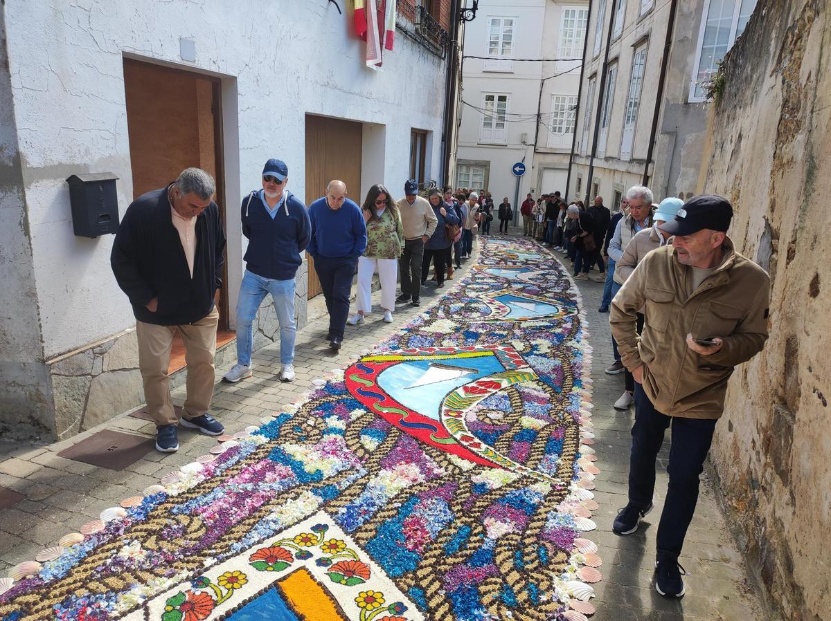 En imágenes: El Corpus llena de color las calles de Castropol, mientras ...