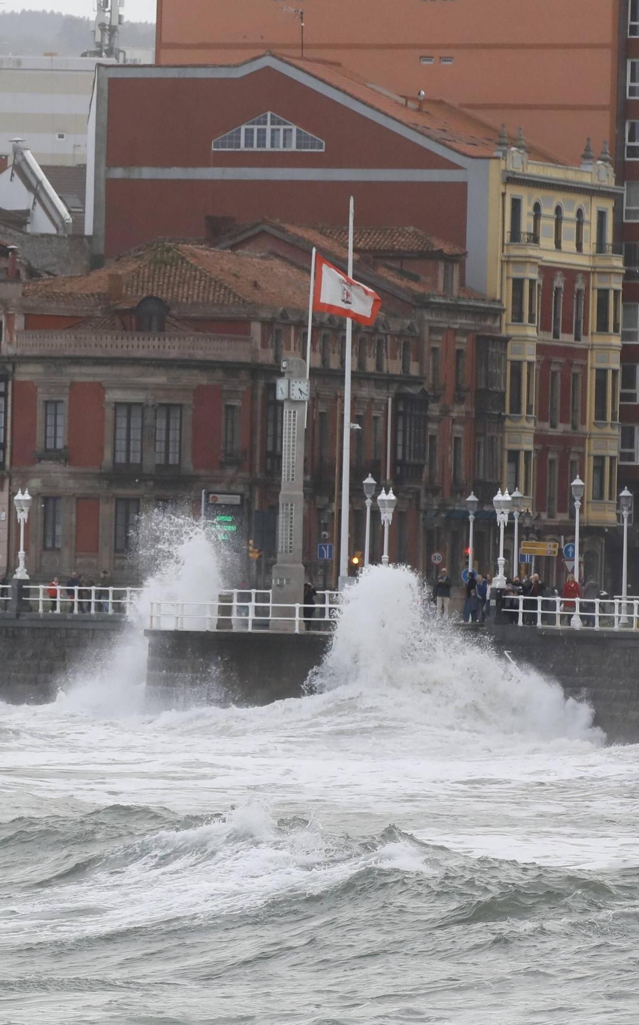 El oleaje vuelve a azotar la costa de Gijón y la Policía precinta parte del Muro (en imágenes)