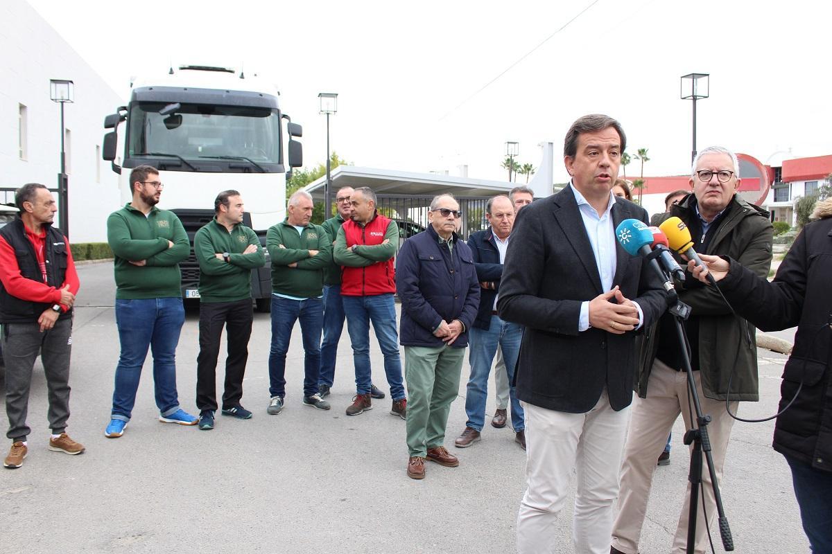El alcalde de Lucena atiende a los medios de comunicación antes de la salida de los camiones.
