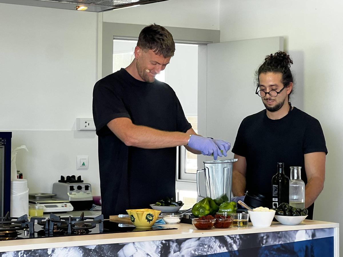 Les imatges del showcooking de peix blau d'aquí amb tècniques orientals, jalapenyos i fum de fulles de pi