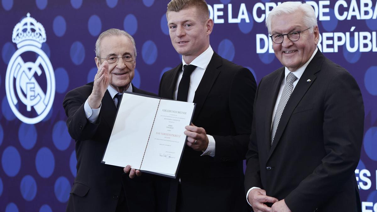 El exfutbolista Toni Kroos recibe la Cruz de Caballero de la Orden del Mérito de la República Federal de Alemania de manos del presidente de Alemania, Frank-Walter Steinmeier, junto al presidente del Real Madrid, Florentino Pérez, este jueves en el Palco de Honor del Bernabéu.