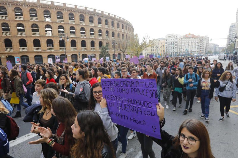 Estudiantes protestan en València contra el machismo en las aulas