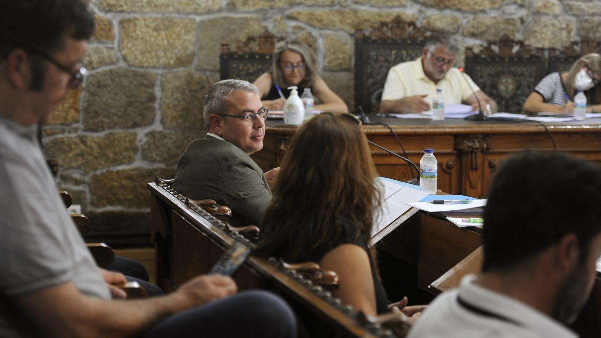 Ignacio Maril, con sus compañeros del PP y, al fondo, Manuel Cuiña, en un pleno.