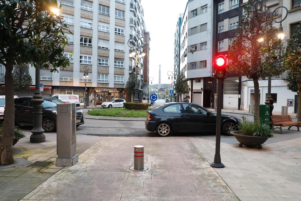 Bolardo en una calle del centro de la ciudad.
