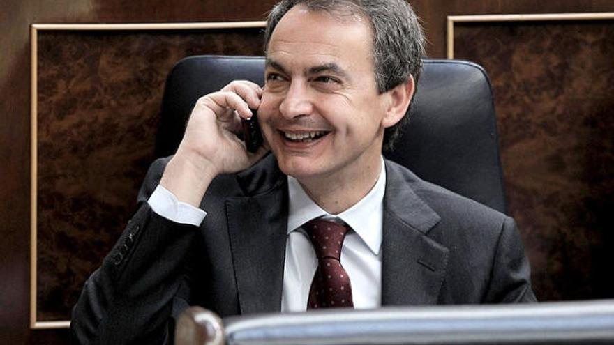 Zapatero parla per telèfon abans de començar la sessió de control al Govern al Congrés.