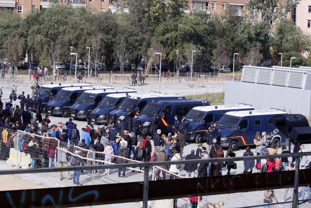 Manifestants tallen les vies del TAV a l'estació de Girona