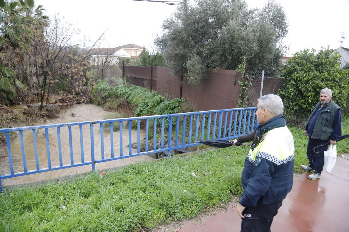 Vigilancia del arroyo junto a Majaneque durante el pasado tren de borrascas.