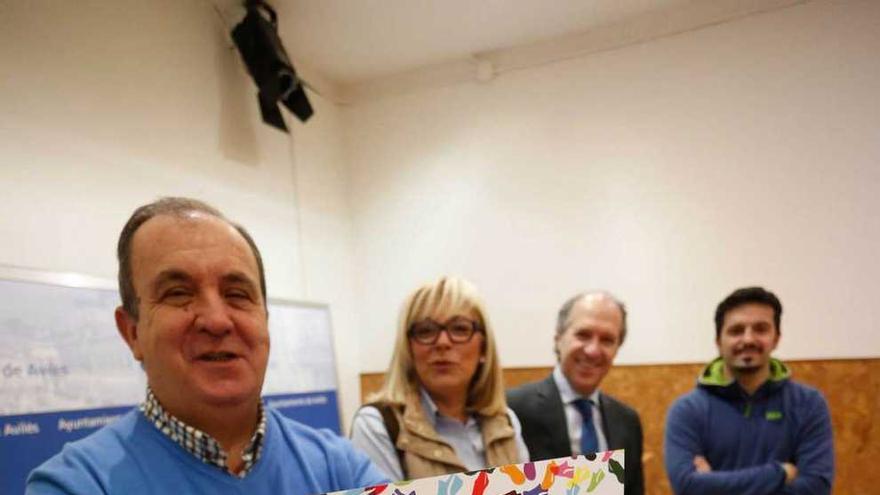 Participantes en la presentación de la carrera, con el cartel.