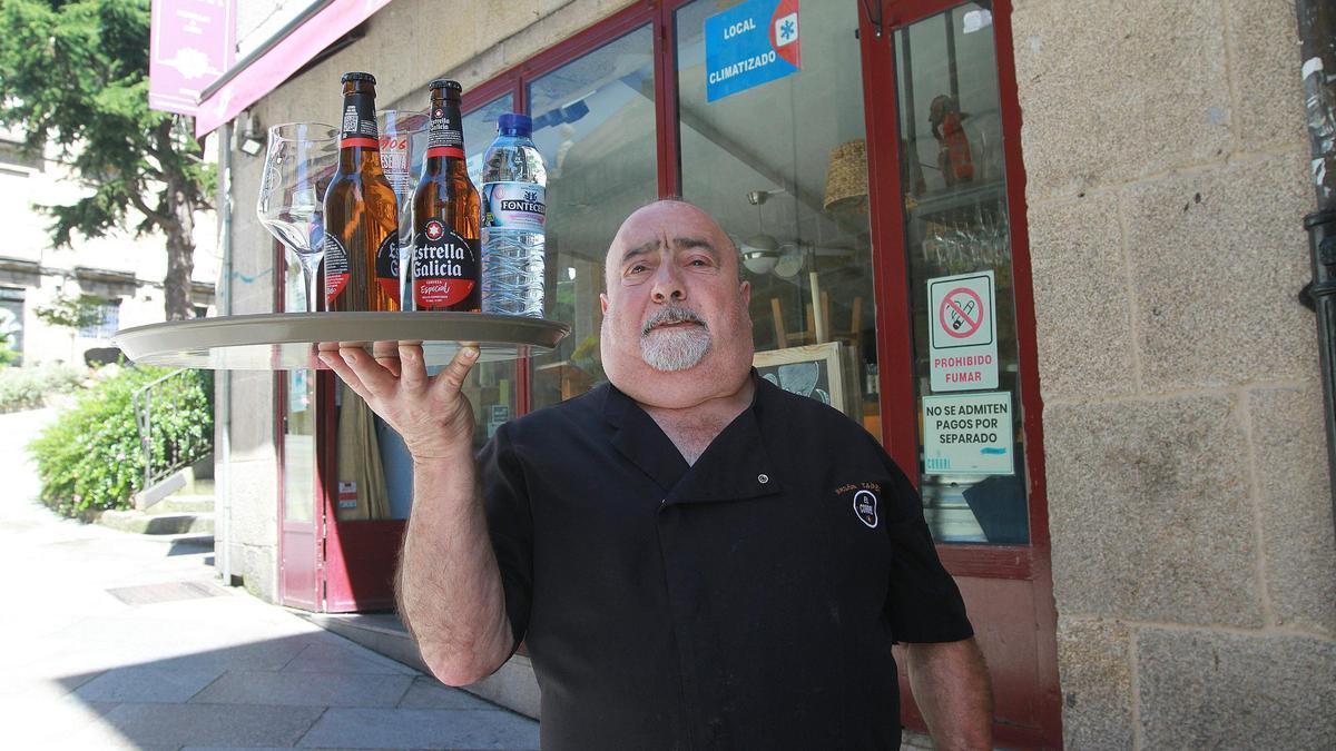 Manuel Outomuro, autónomo y hostelero delante de El Corral en la zona vinos  que quiere traspasar para jubilarse