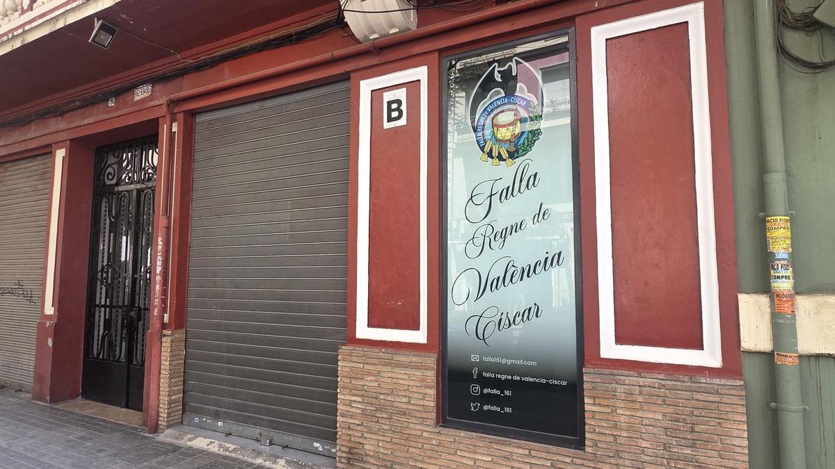 Puerta de un casal fallero: el de Reino de València-Císcar