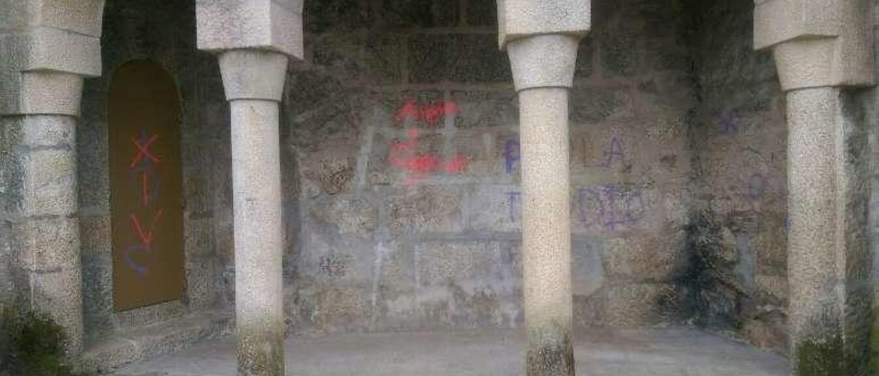 Una de las paredes del templo con pintadas. //L.F.