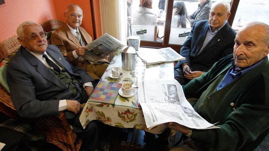 Por la izquierda, Fermín Alonso Sádaba, Manuel García, Ovidio Martínez y Pío Barri, en la tertulia de la cafetería Lira.