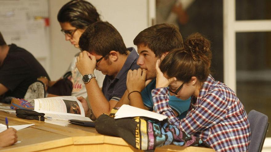 Un grupo de alumnos repasa sus apuntes antes de un examen en la Universidad de Málaga.