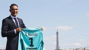 Keylor Navas luce su nueva camiseta del PSG.