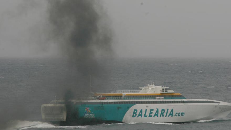 Polución emitida por un ferry a la salida de Ibiza