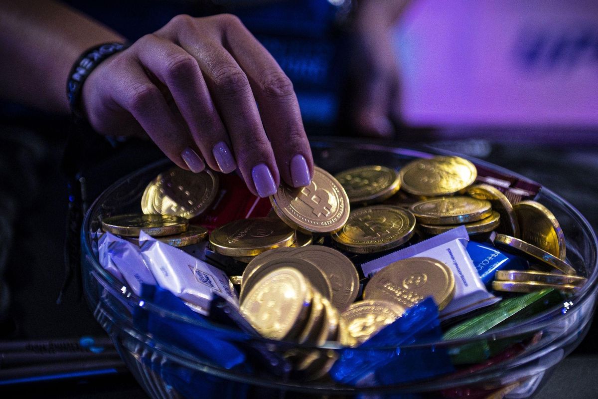Chocolates con temática de Bitcoin en el Festival de criptomonedas TOKEN2049 de Singapur.