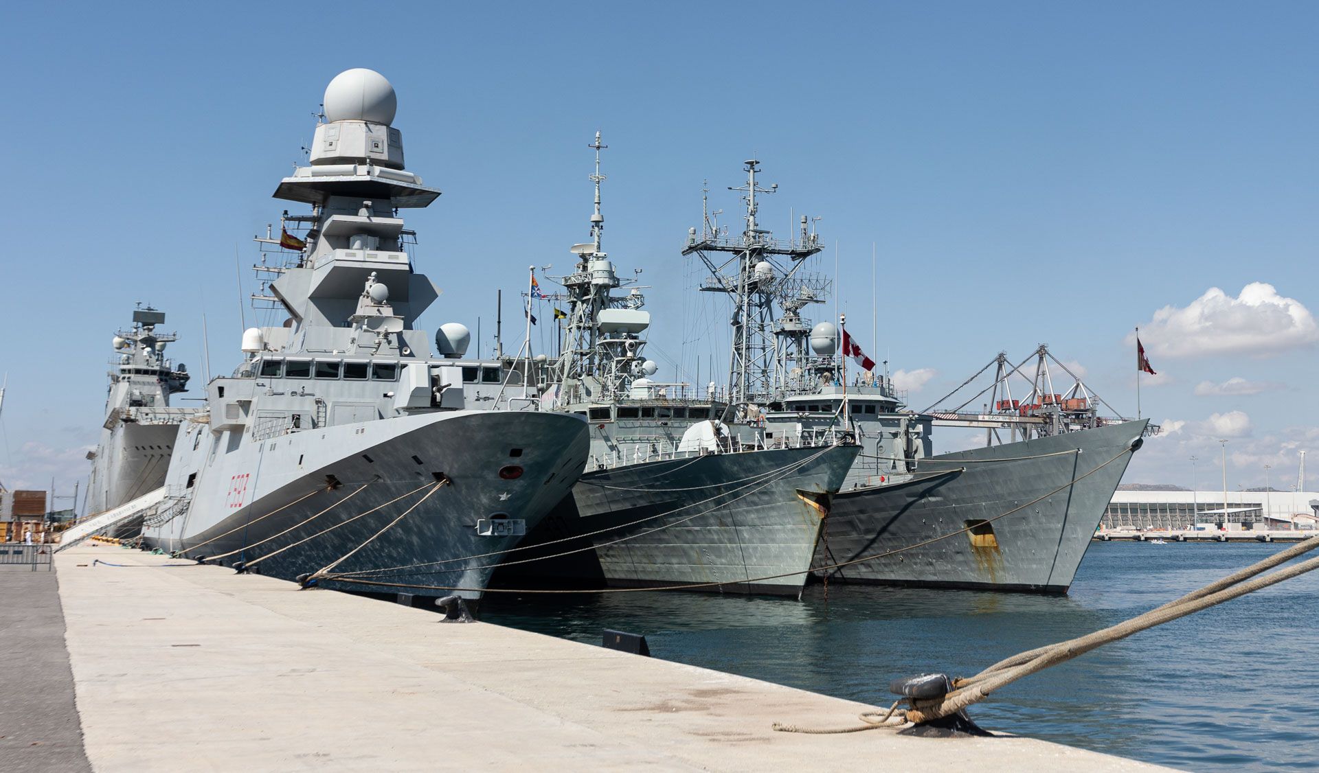 Colas para visitar el buque Castilla de la Armada Española