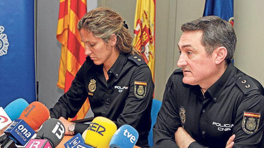 El inspector Eduardo Colom del Grupo de Delincuencia Económica y Delitos Tecnológicos de la Policía Nacional, junto a la portavoz policial.