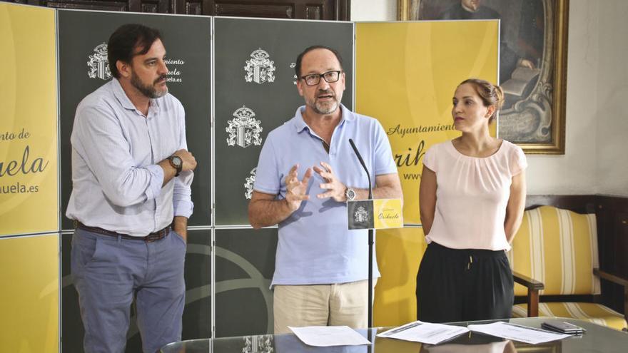 Bascuñana, López-Bas y Galindo, durante la comparecencia de esta mañana en la sala de juntas del Ayuntamiento de Orihuela para explicar las inversiones