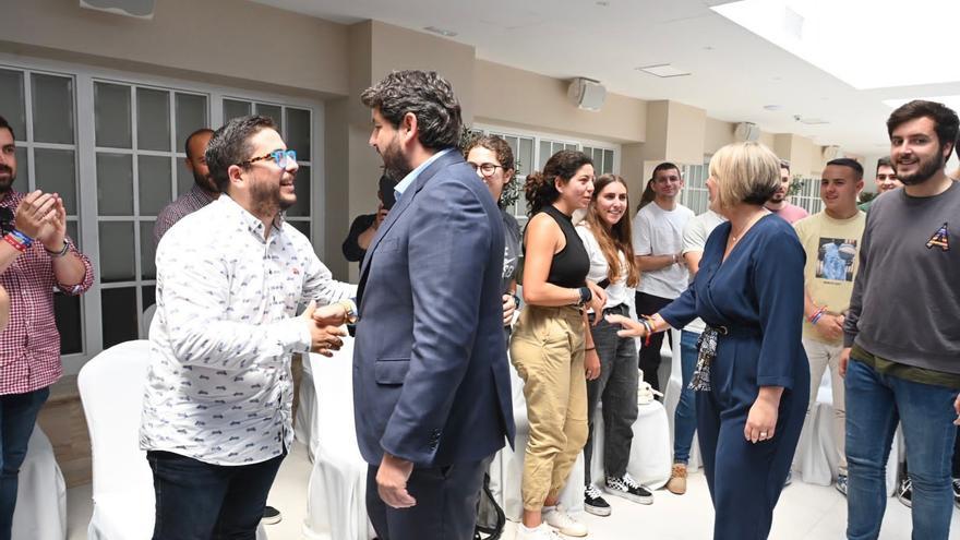 El candidato del PPRM a la presidencia de la Comunidad, Fernando López Miras, en un acto con jóvenes