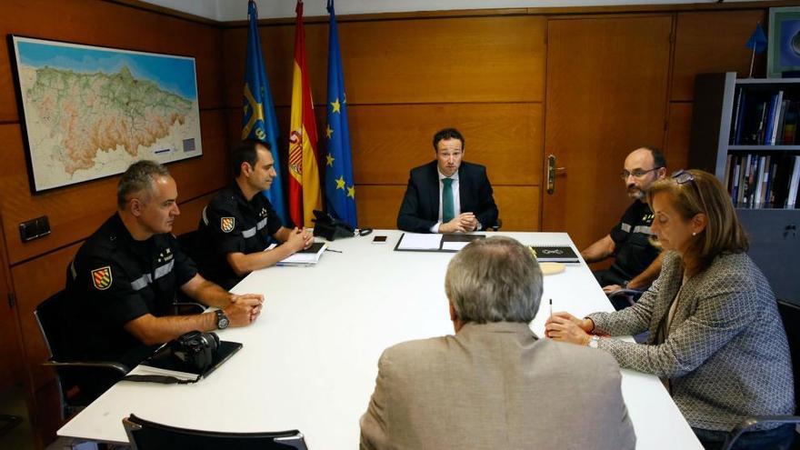 El consejero de Presidencia, Guillermo Martínez, con el teniente coronel jefe del V batallón de la Unidad Militar de Emergencias, Álvaro Díaz, a su izquierda junto al capitán Juan Carlos Peñas; el subteniente Pablo San Agustín; la directora general de Justicia e Interior, María Concepción Iglesias, y el gerente del Servicio de Emergencias del Principado de Asturias (SEPA), Eugenio García