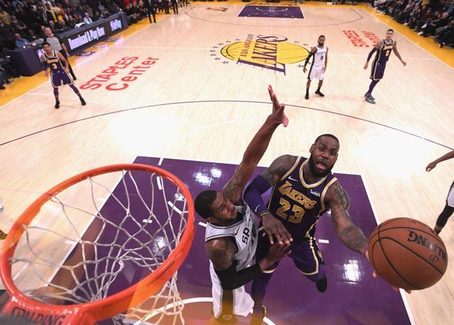 LeBron James # 23 de los Lakers anota, mientras que LaMarcus Aldridge # 12 le dispara a San Antonio Spurs durante una victoria de Laker por 121-113 en el Staples Center.