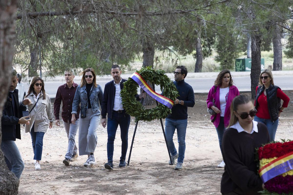 El PSPV de València conmemora el día de Todos los Santos en el Paredón de Paterna