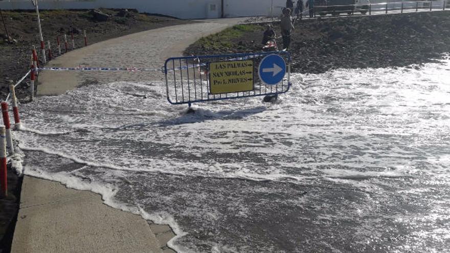 Un golpe de mar arrastra a dos turistas que paseaban en el Puerto de las Nieves