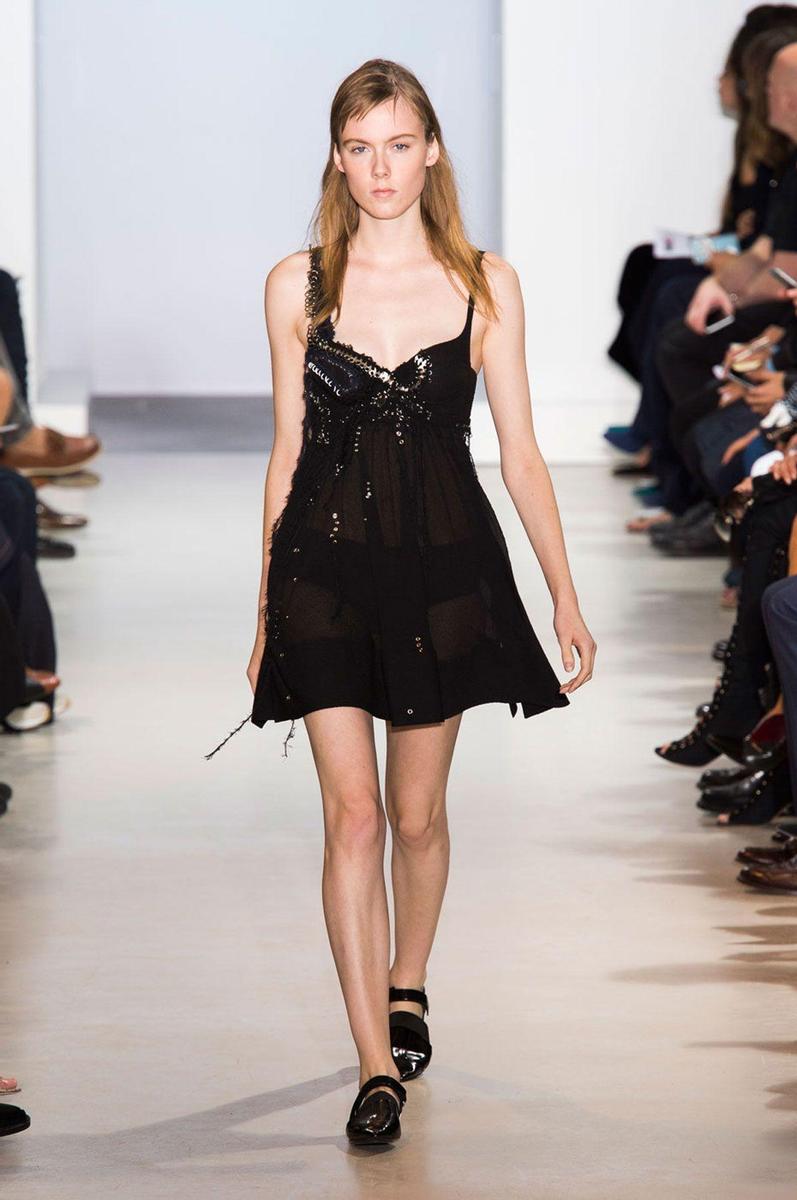 PFW: Paco Rabanne Primavera/Verano 2016, mini vestido negro