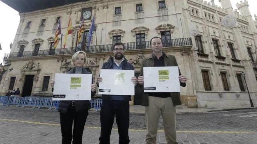 La decana de los arquitectos y los responsables de Urbanismo, ayer con el cartel de las jornadas.