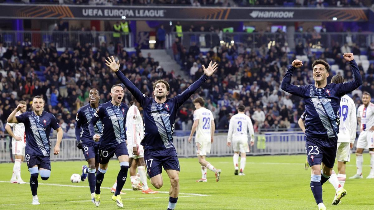 Jutglà, Iliaix, Aspas, Javi Rueda y Hugo Álvarez celebran el primer gol del Celta al OL en el Groupama Stadium.