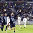 Jutglà, Iliaix, Aspas, Javi Rueda y Hugo Álvarez celebran el primer gol del Celta al OL en el Groupama Stadium.