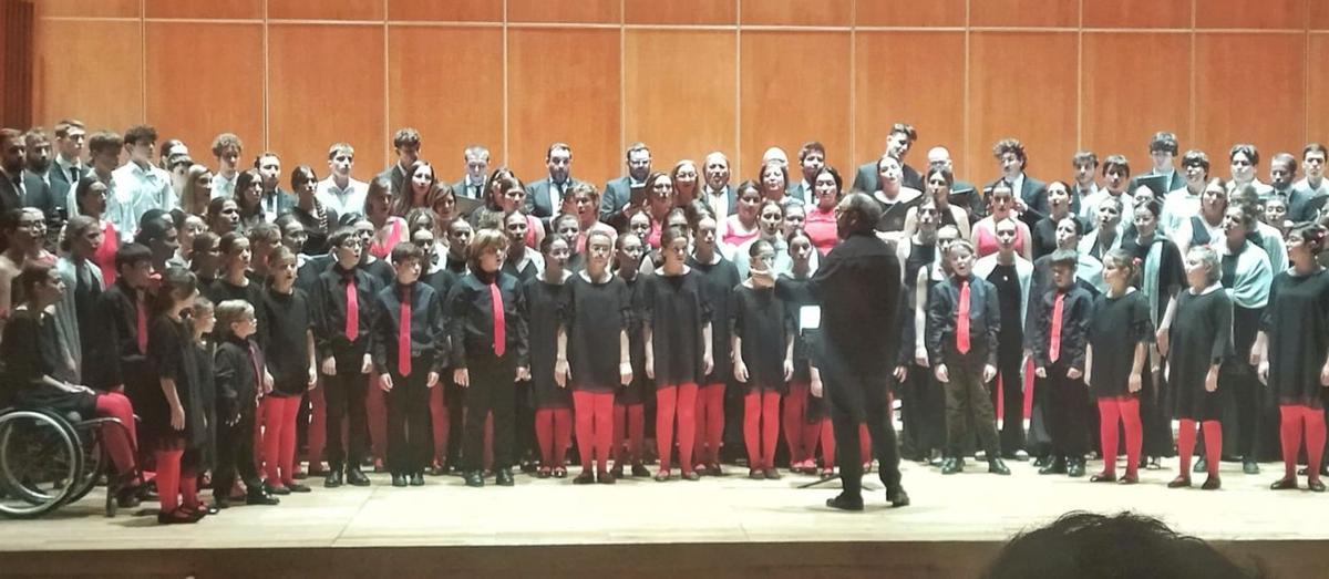 Todas las formaciones de «El León de Oro», la pasada Navidad, en Oviedo. | LNE