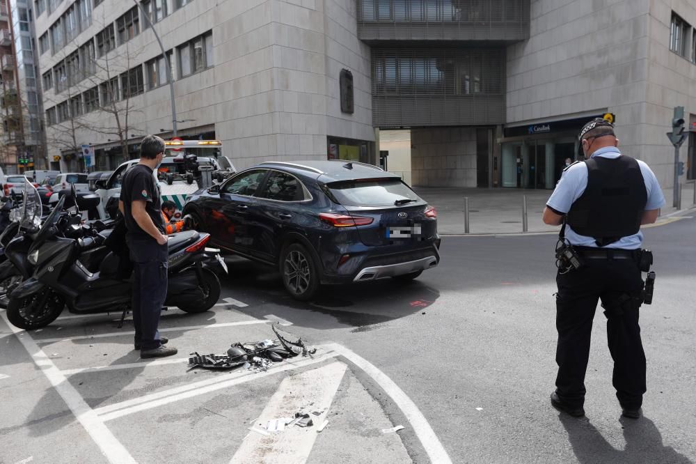 Un motorista resulta ferit en ser envestit per un cotxe al carrer de la Creu a Girona