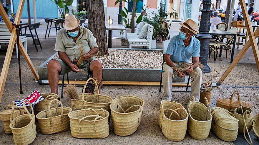  Pep ‘Esidro’ y Xico des Puig, dos maestros en los trabajos artesanales con de esparto. 